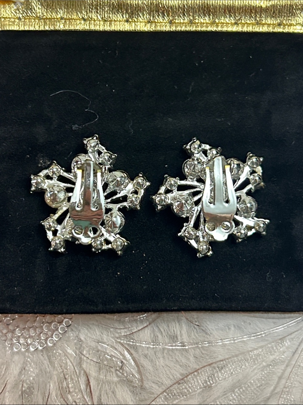 Vintage Snowflake rhinestone and faux clip on earrings - Picture 4 of 7